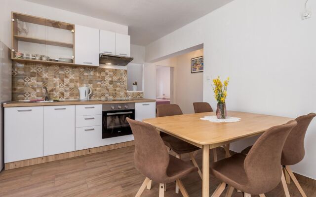 Stunning Apartment in Cres With Wifi and 2 Bedrooms