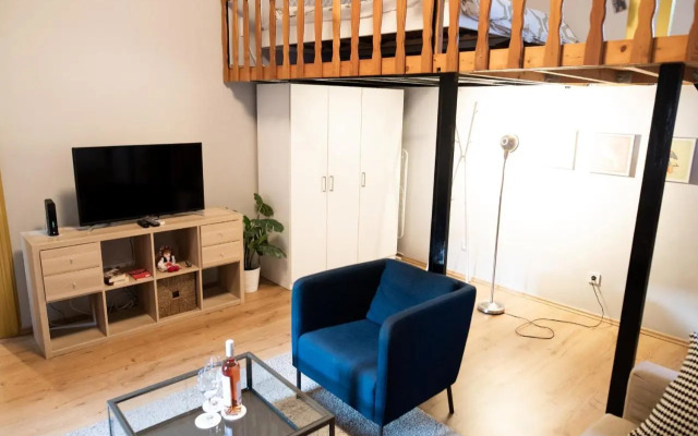 KLAU10 Studio Apartment In Party District.