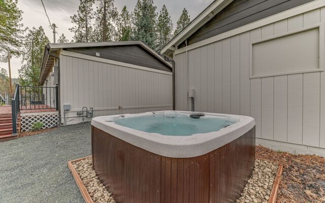 Delightful Grants Pass Home With Hot Tub!