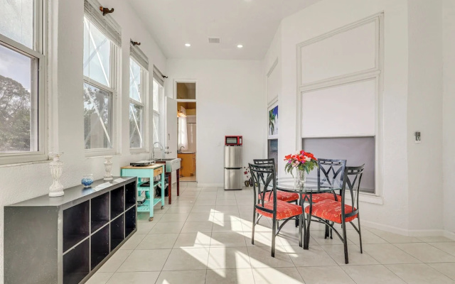 Near Apollo Beach! Bright Apt w/ Essentials