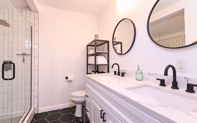 Immaculate 3bdr Private Bungalow, Walk to Beach!