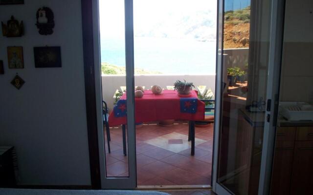 LALAROUS Studios & Apartments