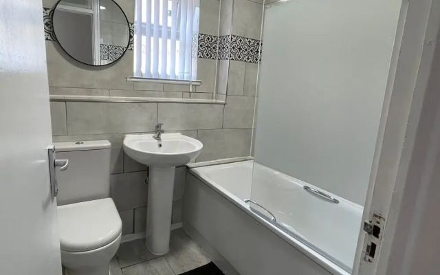 New! 4 Bedroom London House With Garden and Lawn