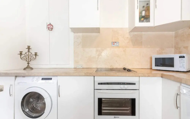 Bright Bayswater Apartment