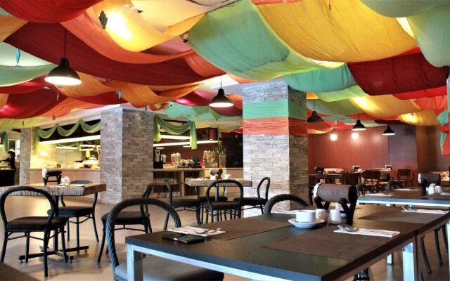 FOX Lite Royal Bay Makassar