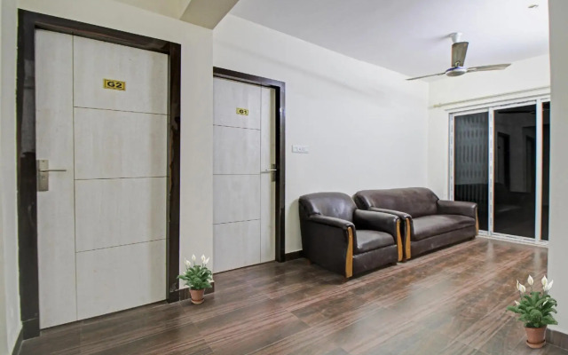 OYO Townhouse 1128 Hotel Royal Palm Inn