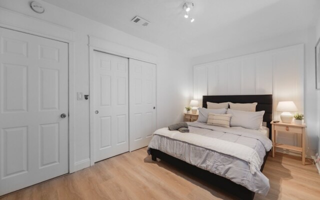 Wonderful 2BR House with Canal Access