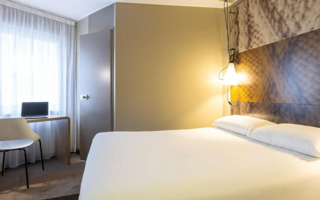 MOXY London Heathrow Airport