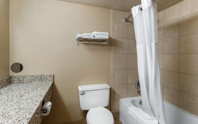 Quality Inn & Suites Des Moines - Merle Hay Road