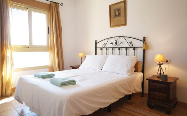 La Alcazaba - 3 bed apt With Communal Pool