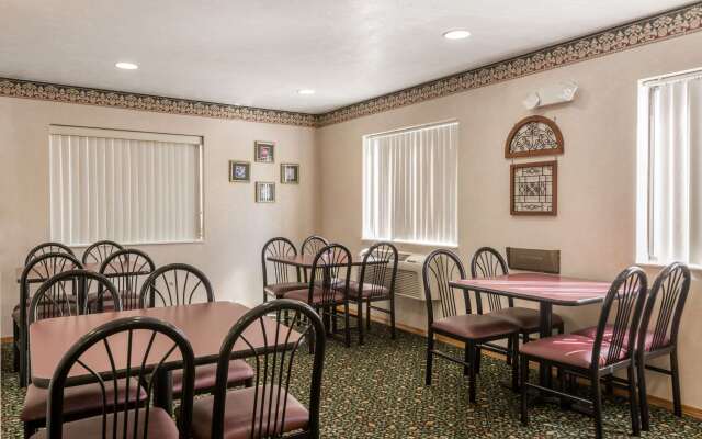 Super 8 by Wyndham New Stanton