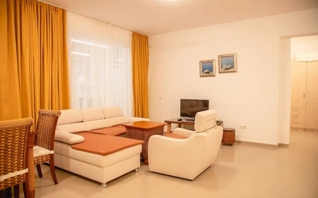 FM Deluxe 2-BDR Apartment with Pool & Sea View in Sun Resort