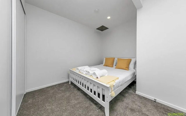 Parnell Gem w/ Balcony & Parking Near Arena