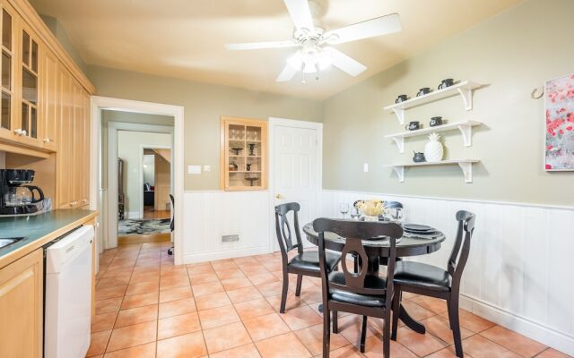 Cozy 5 Bedroom House in Downtown Toronto