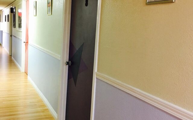 Traveler's Bed & Breakfast Hostel