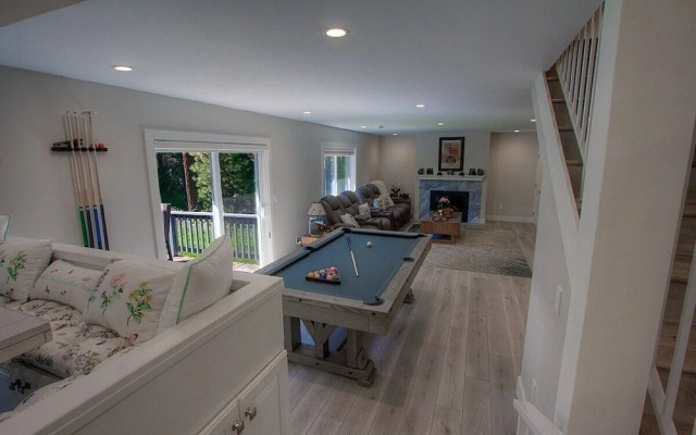 Creek Side Summit 4 Bedroom Home by RedAwning