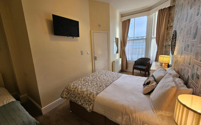 Rivelyn Hotel Bar & Restaurant