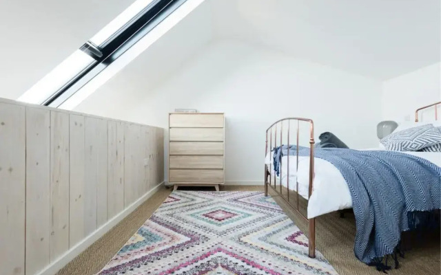 The Cliffside Loft - Distinctly Modern 3Bdr Riverside Home