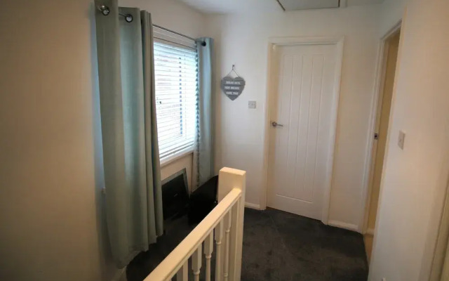 3 Bed House - Sleeps 6 - Fully Refurbished