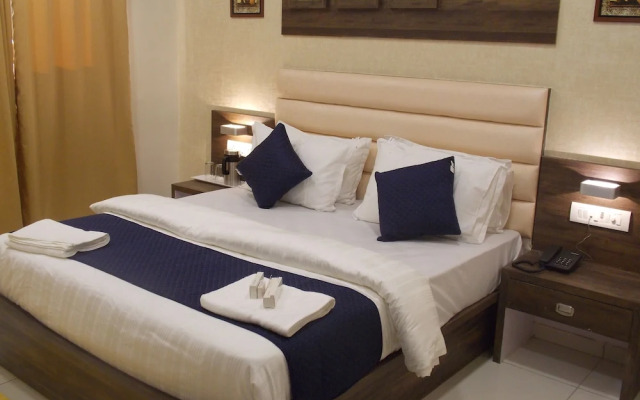 OYO 11068 Hotel Royal Palace