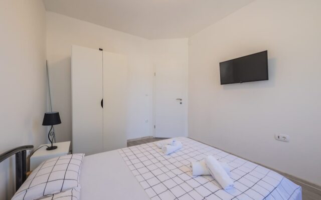 Apartment Antonio, on the Seafront With Garden