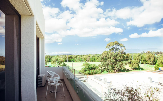 Holiday Inn Warwick Farm by IHG