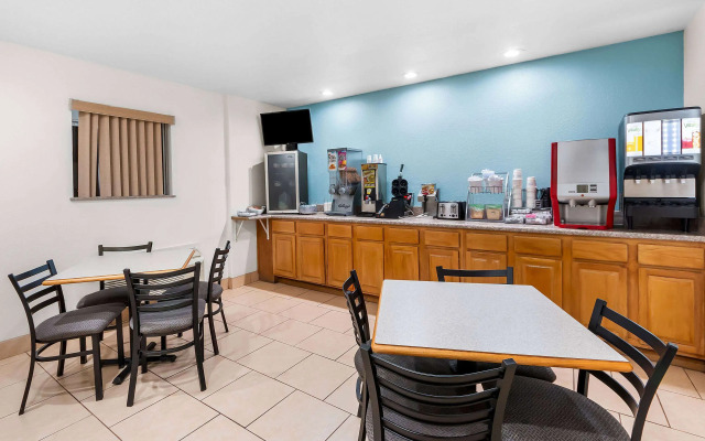 Super 8 by Wyndham Pleasanton