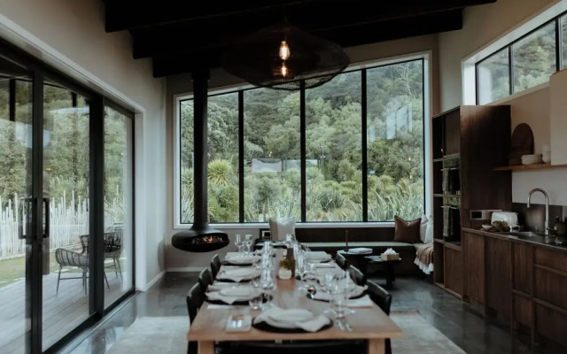 Te Whaanga Retreat & Spa Lodge & Canvastown Luxury Glamping Tents