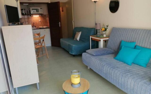 agréable studio avec terrasse à150m de la plage