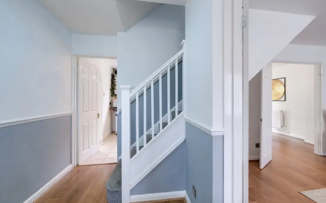 Sharp Close 4 Bedroom 2 Bath - Aylesbury