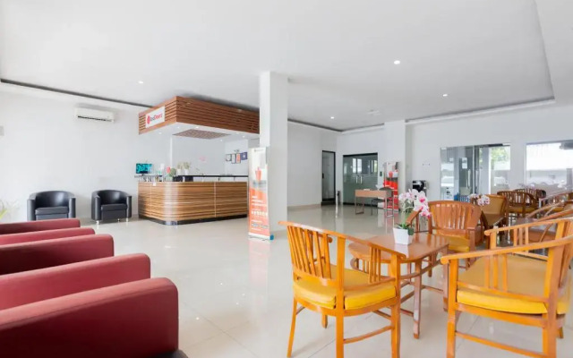 RedDoorz Plus near Living Plaza Jababeka