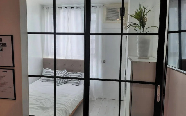 Stylish Condo at Mezza 1 With Fast Wifi & Netflix