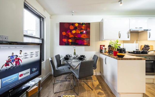 Incredible Light Filled Studio Apartment + Free Parking Sleeps 4