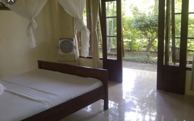 Romeo Beachfront Bungalow