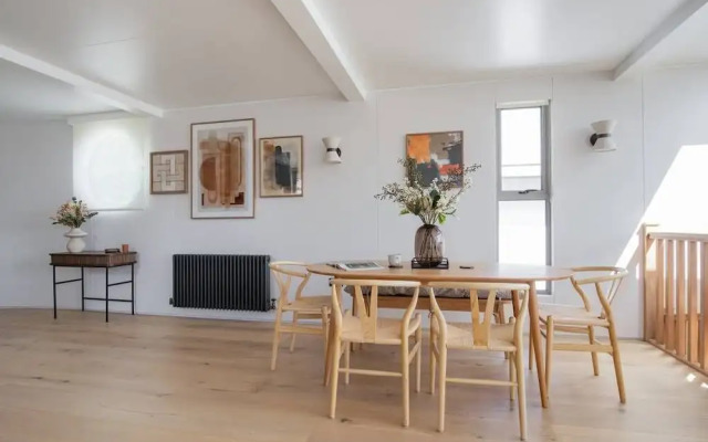 Cheyne Walk Houseboat by Onefinestay