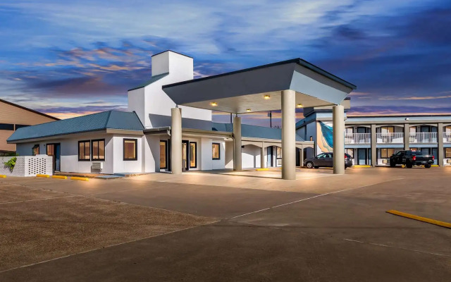 Quality Inn & Suites Port Lavaca near Lighthouse Beach