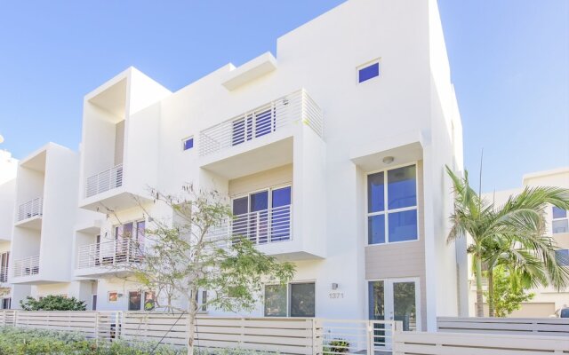 Tri-level Pompano Beach Townhouse by RedAwning