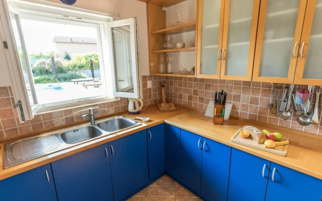 Villa in Ibenik With Swimming Pool