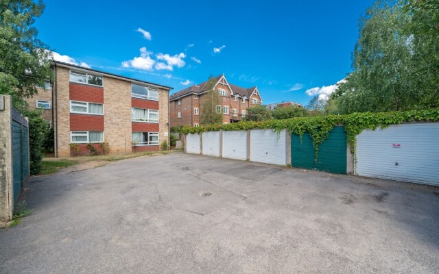 Spacious Pet Friendly 2-bed Apartment in Redhill