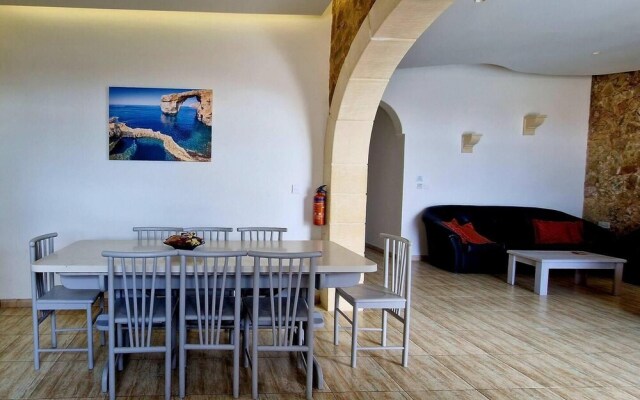 Modern 4-bed Home in Ix-xaghra, Valley View Pool