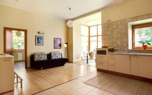Cozy & Comfy Old Town Apartment With Balcony