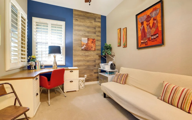 Putting Green & Hot Tub: Goodyear Retreat!