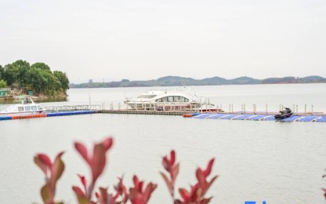 Jiayushan Lake Hot Spring Resort Hotel