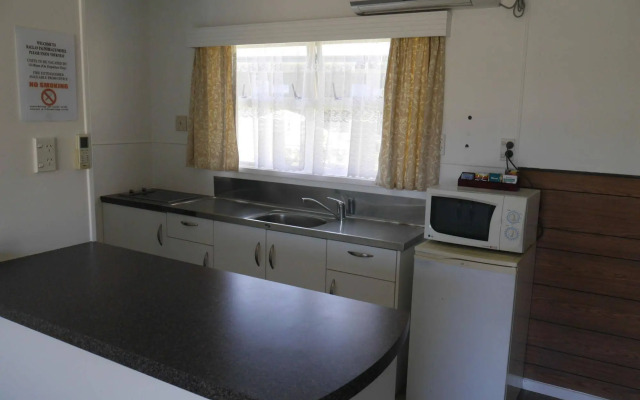 Raglan Palm Beach Motel