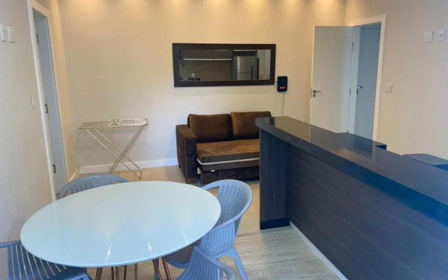 Apto 2 quartos com AR Cond, prédio frente p/ praia