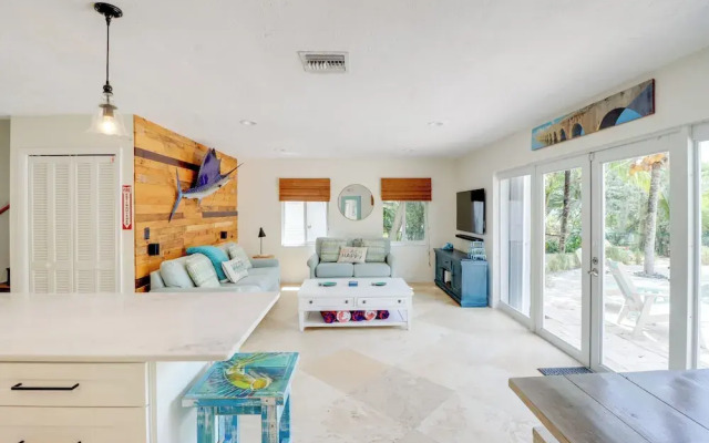 Walk to Beach: Waterfront Home in Marathon!