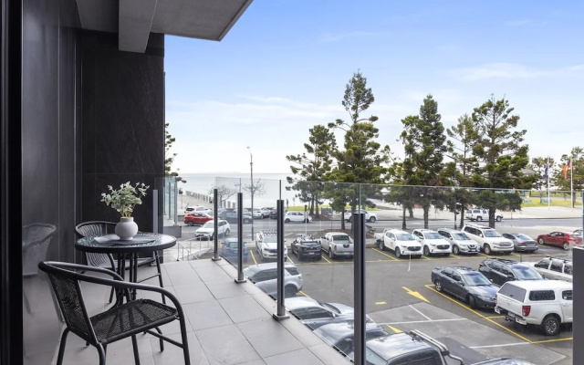 Oceanfront 2-bed With Balcony & Study Nook