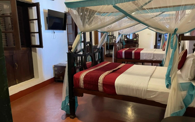 Dhow Palace Hotel