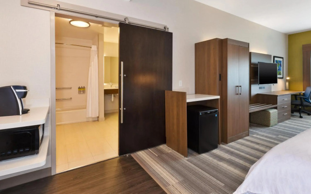Holiday Inn Express & Suites Milan – Sandusky Area by IHG