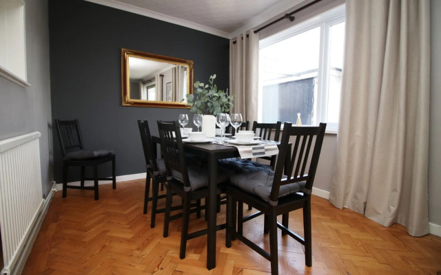 Becky's Bungalow by Tŷ SA - NEW Sleeps 8